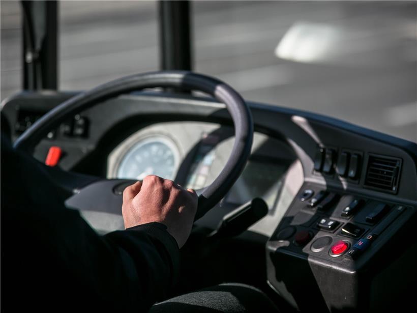Busfahrer während Reanimationsmaßnahmen im Bus, medizinischer Notfall und Rettungsversuch sichtbar
