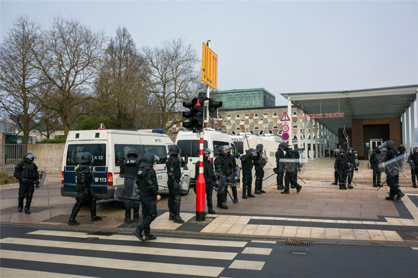 Trotz friedfertiger Stimmung war auch am Glacis die Polizeipräsenz verstärkt wor...