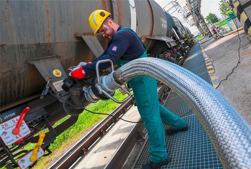 Trotz gedrückter Stimmung in der europäischen Wirtschaft fällt die Arbeitslosigkeit weiter. Im Oktober 2021 hatte die Quote noch bei 7,3 Prozent gelegen.
