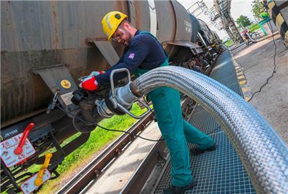 Trotz gedrückter Stimmung in der europäischen Wirtschaft fällt die Arbeitslosigkeit weiter. Im Oktober 2021 hatte die Quote noch bei 7,3 Prozent gelegen.
