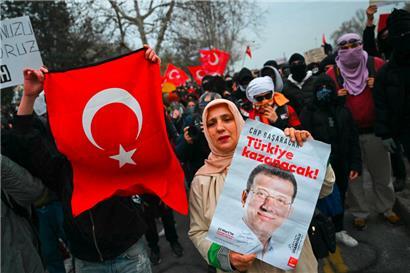 Trotz massiven Polizeiaufgebots gingen am Wochenende erneut Tausende Menschen in Istanbul auf die Straße
