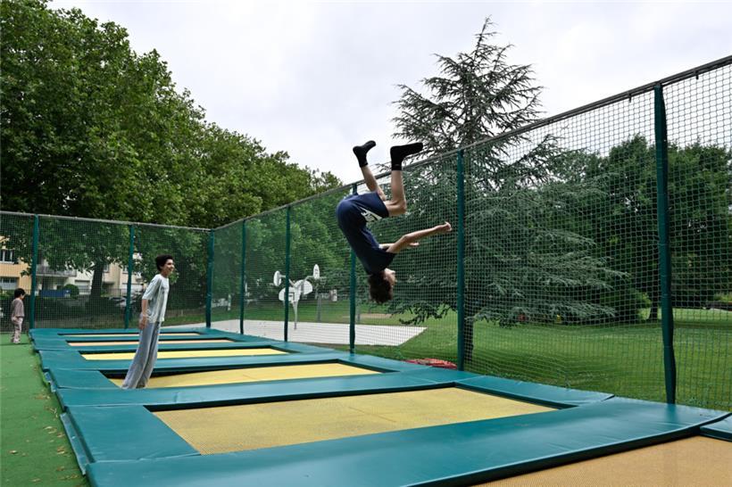 Trotz trüben Wetters wurde der Trampolinpark in Merl schon am ersten Tag seiner ...