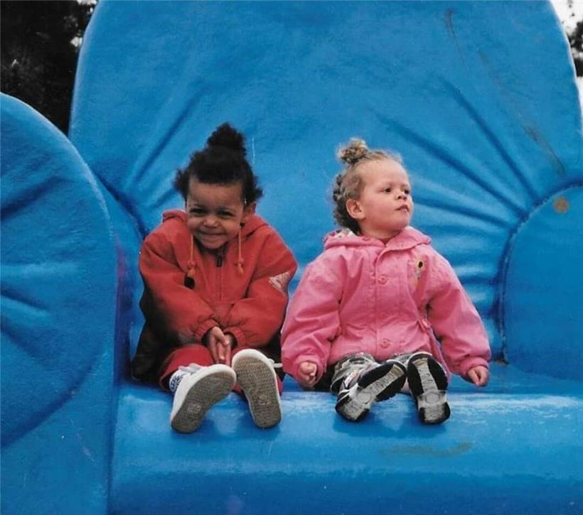 Trotz unterschiedlicher Hautfarbe kennen Tiffany (l.) und Elodie rassistische Anfeindungen gleichermaßen, denn schon in der Kindheit wurde ihnen nicht immer mit Wohlwollen begegnet
