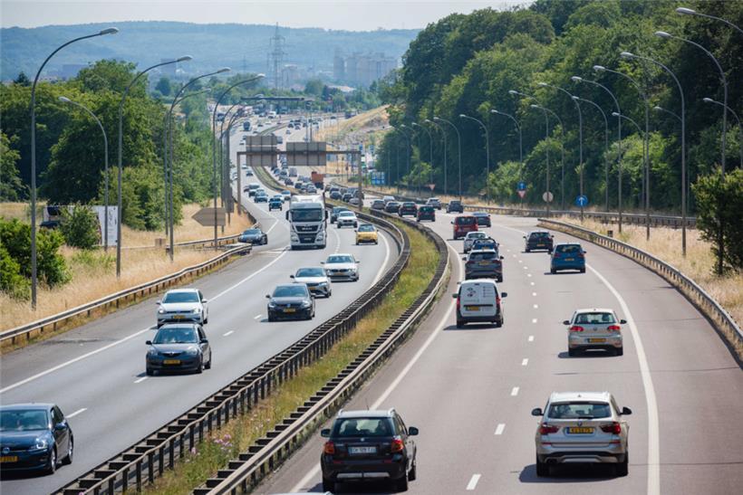 Trotz vieler verstopfter Straßen und hoher Investitionen in den öffentlichen Transport steigt die Zahl der Auto-Neuzulassungen wieder deutlich an
