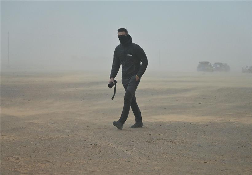 Trübes Wetter mit grauen Wolken über einer nebligen Landschaft, Symbol für unsichere Zukunftsaussichten