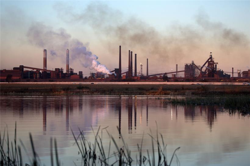 Trügerische Idylle: Stahlwerk in Südafrika

