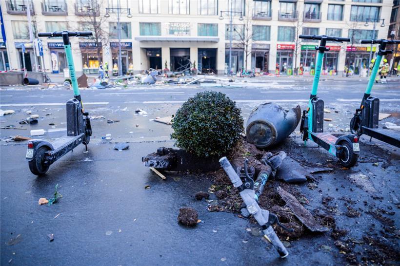 Trümmer liegen auf der Karl-Liebknecht-Straße vor einem Hotel