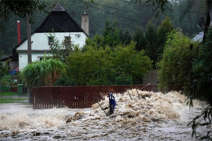 Trümmer sammeln sich auf einem kleinen Überweg am Fluss Opavice in der Ortschaft Krnov
