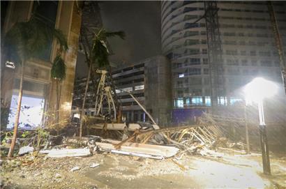 Trümmerteile bedecken den Boden in der Nähe eines Krans, der auf ein Gebäude an der 1st Avenue South in St. Petersburg gestürzt ist, als die starken Winde des Hurrikans „Milton“ auf Land trafen
