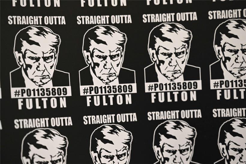 Trump-Aufkleber mit dem „Mugshot“ zum Verkauf in einem Geschäft in Los Angeles 
