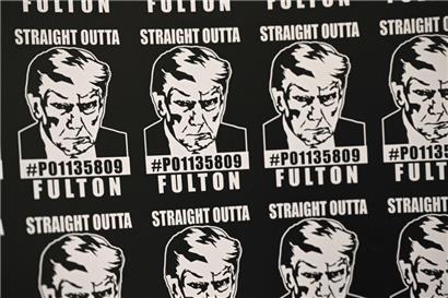 Trump-Aufkleber mit dem „Mugshot“ zum Verkauf in einem Geschäft in Los Angeles 
