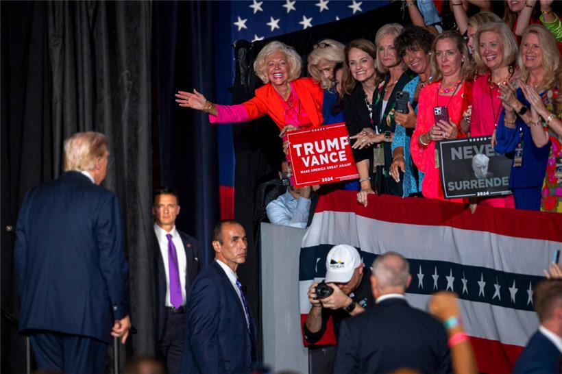 Trump-Claqueurinnen bei einem Auftritt in North Carolina: „Never surrender“, niemals aufgeben 
