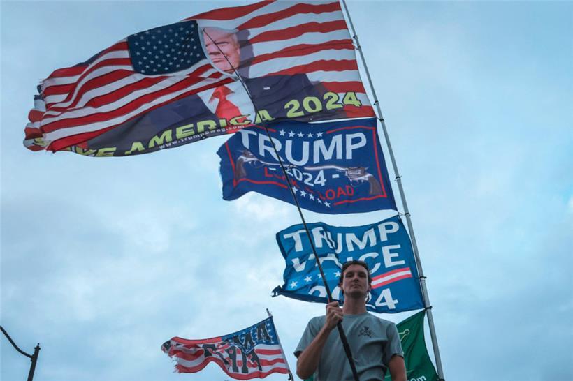 Trump-Unterstützer am Wahltag in der Nähe von Trumps Wohnsitz Mar-a-Lago in West Palm Beach, Florida. 
