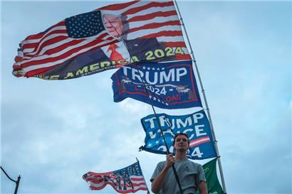 Trump-Unterstützer am Wahltag in der Nähe von Trumps Wohnsitz Mar-a-Lago in West Palm Beach, Florida. 
