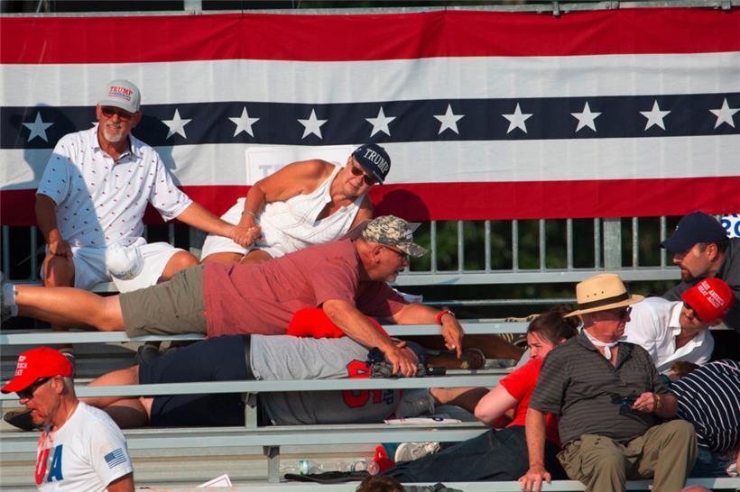 Trump-Unterstützer versuchen, sich zu schützen
