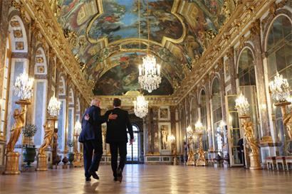 Donald Trump betrachtet Versailles, inspiriert von neuen Ideen für den Ballsaal im Weißen Haus
