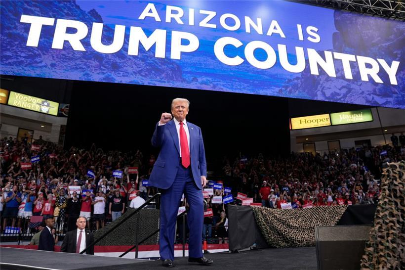 Trump am Sonntag bei einer Wahlkampfveranstaltung in der Findlay Toyota Arena in Prescott Valley in Arizona
