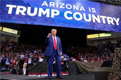 Trump am Sonntag bei einer Wahlkampfveranstaltung in der Findlay Toyota Arena in Prescott Valley in Arizona
