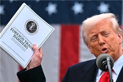 Trump argumentierte, die neuen hohen Zölle sollen die Produktionen zurück ins Land holen
