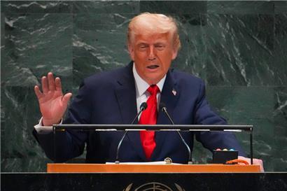 Trump bei den Vereinten Nationen: Nach seiner Rede voller Breitseiten gegen die Weltorganisation soll der US-Präsident zu deren Generalsekretär gesagt haben, dass sein Land zu hundert Prozent hinter den Vereinten Nationen stehe
