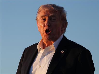 Donald Trump droht der EU im Zollstreit mit deutlich höheren Zöllen und verschärften Handelsmaßnahmen.