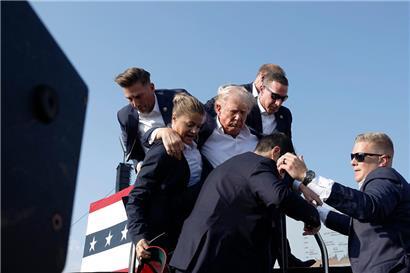 Trump entging haarscharf der Kugel des Schützen 
