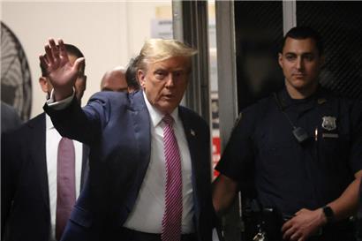 Trump ist wegen Verschleierung von Schweigegeldzahlungen an eine Pornodarstellerin angeklagt
