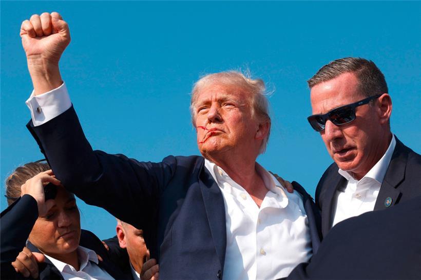 Trump reckt kurz nach der Attacke die Faust
