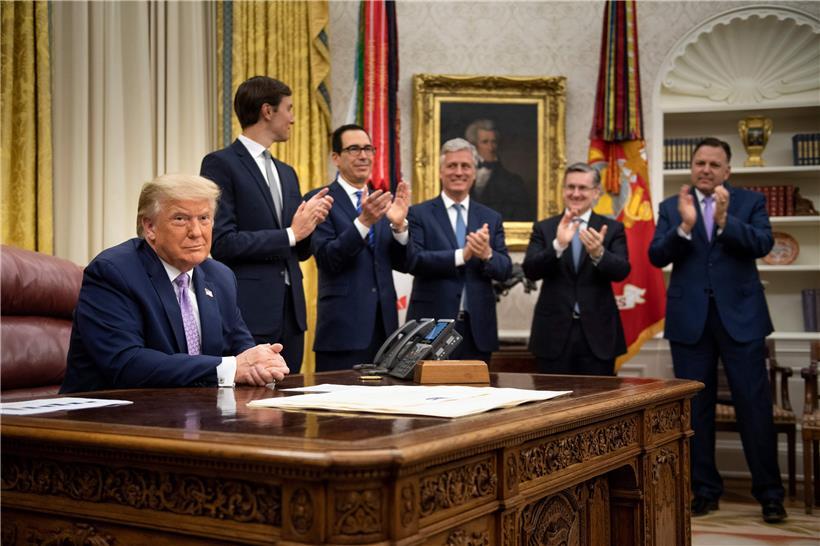 Trump sagte gestern im Weißen Haus im Scherz, er habe vorgeschlagen, den Deal das „Donald-J.-Trump-Abkommen“ zu nennen. Das sei aber nicht so gut angekommen, weswegen man es nun als Zeichen der Verbundenheit der Weltreligionen das „Abraham-Abkommen“ nenne.
