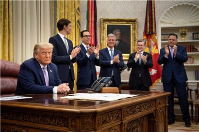 Trump sagte gestern im Weißen Haus im Scherz, er habe vorgeschlagen, den Deal das „Donald-J.-Trump-Abkommen“ zu nennen. Das sei aber nicht so gut angekommen, weswegen man es nun als Zeichen der Verbundenheit der Weltreligionen das „Abraham-Abkommen“ nenne.
