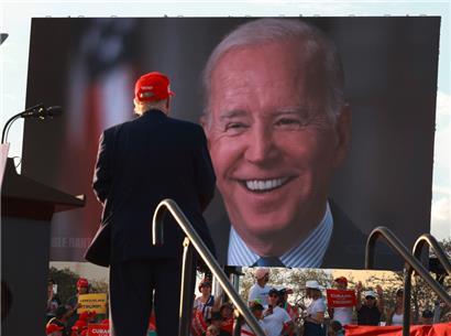 Trump schaut während einer Wahlkampfveranstaltung in Miami/Florida ein Video mit Joe Biden 
