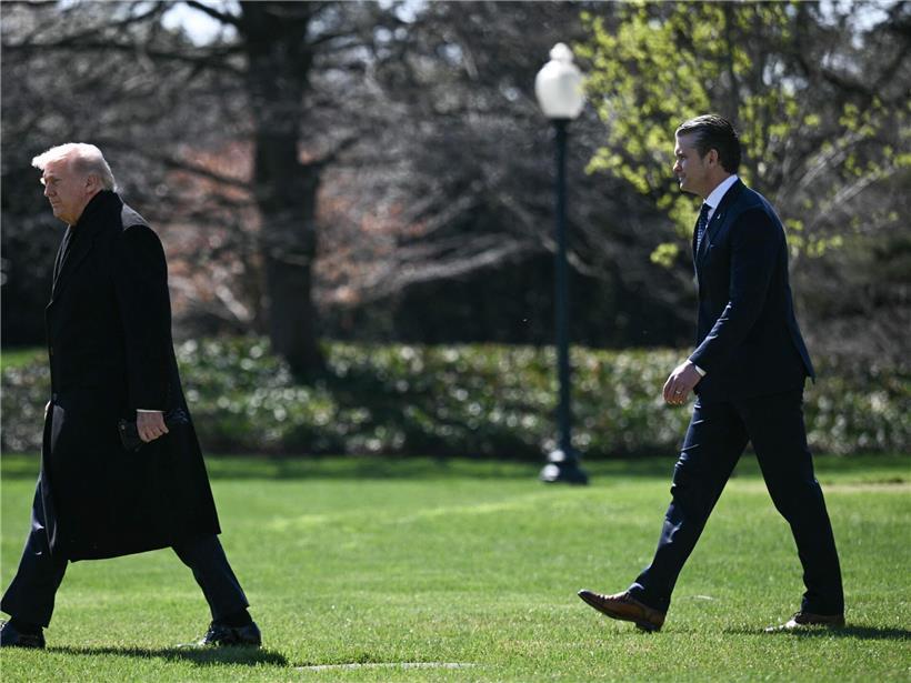 Donald Trump mit Verteidigungsminister Hegseth in Washington, Symbol für unüberlegte US-Auslandsabenteuer