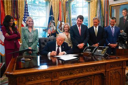 Trump unterzeichnet ein Memorandum, womit er die Entsendung der Nationalgarde und der Bundespolizei nach Memphis offiziell macht
