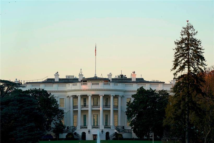 Trump wäre durchaus zuzutrauen, dass er aus lauter Böswilligkeit und Frust das Weiße Haus sehr viel früher verlässt und sich einer korrekten Amtsübergabe an seinen Nachfolger verweigert. Immerhin hat er vier Jahre lang nur Respekt für die Institutionen des Landes gezeigt, wenn es um ihn selbst ging.
