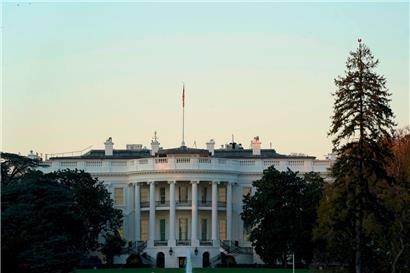 Trump wäre durchaus zuzutrauen, dass er aus lauter Böswilligkeit und Frust das Weiße Haus sehr viel früher verlässt und sich einer korrekten Amtsübergabe an seinen Nachfolger verweigert. Immerhin hat er vier Jahre lang nur Respekt für die Institutionen des Landes gezeigt, wenn es um ihn selbst ging.
