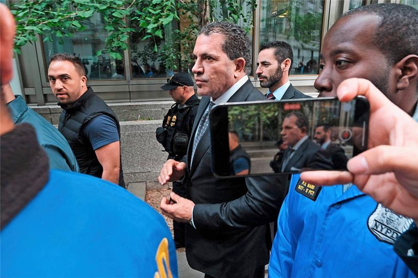 Trumps Anwalt Joe Tacopina (M.) kündigte an, Rechtsmittel gegen das Urteil einlegen zu wollen
