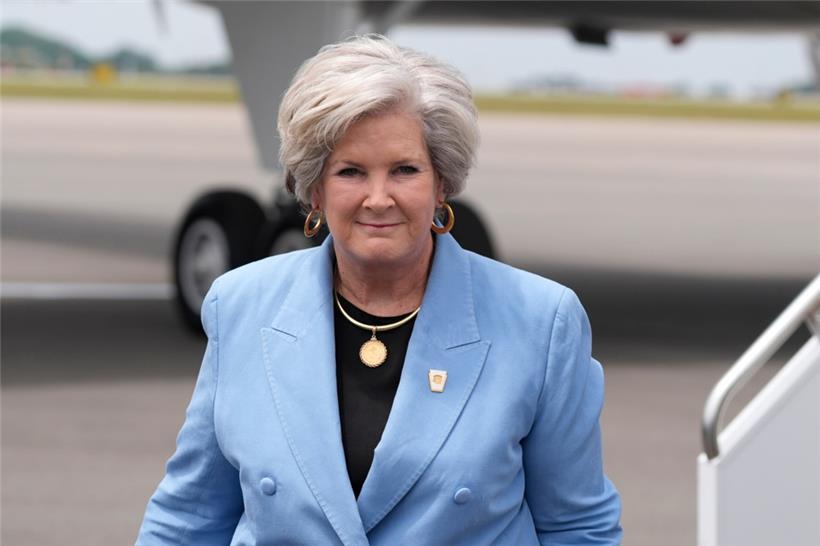 Trumps Co-Wahlkampfmanagerin Susie Wiles ist am Nashville International Airport zu sehen, als der republikanische Präsidentschaftskandidat und ehemalige US-Präsident Donald Trump in Nashville ankommt
