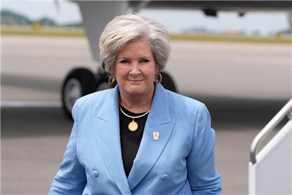 Trumps Co-Wahlkampfmanagerin Susie Wiles ist am Nashville International Airport zu sehen, als der republikanische Präsidentschaftskandidat und ehemalige US-Präsident Donald Trump in Nashville ankommt
