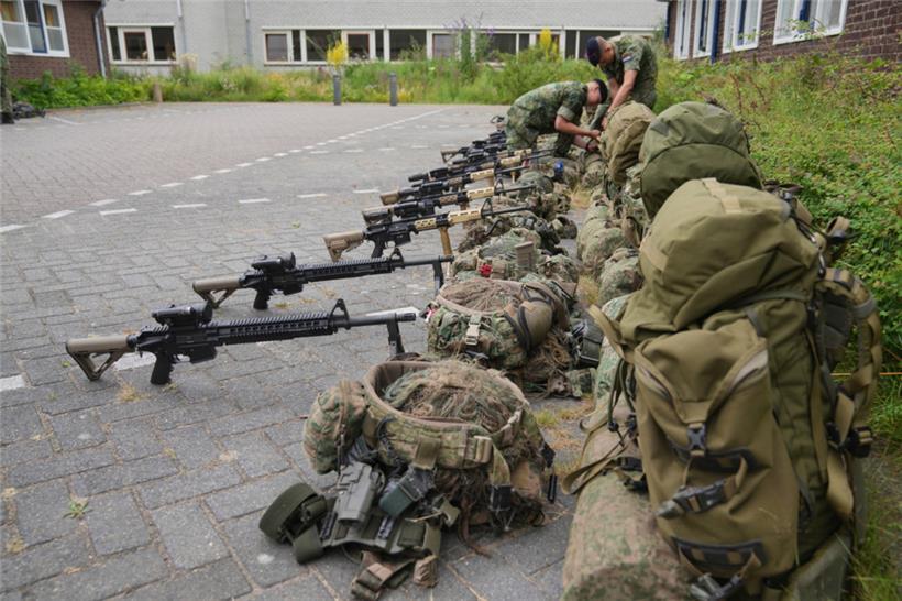 Truppen überprüfen in Rotterdam ihre Ausrüstung vor einem Besuch des britischen Premierministers Starmer auf dem niederländischen Marinestützpunkt am Rande des NATO-Gipfels
