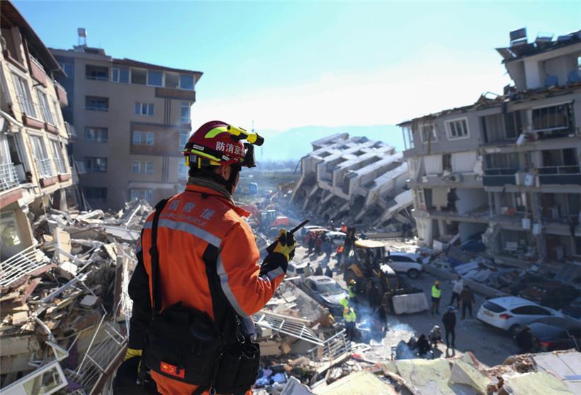 Türkei, Antakya: Ein Mitglied des chinesischen Such- und Rettungsteams sucht am Donnerstag nach Überlebenden in den Trümmern. Unter den Tausenden eingestürzten Gebäuden im türkisch-syrischen Grenzgebiet sind vermutlich noch Zehntausende Erdbebenopfer zu befürchten.
