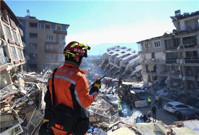 Türkei, Antakya: Ein Mitglied des chinesischen Such- und Rettungsteams sucht am Donnerstag nach Überlebenden in den Trümmern. Unter den Tausenden eingestürzten Gebäuden im türkisch-syrischen Grenzgebiet sind vermutlich noch Zehntausende Erdbebenopfer zu befürchten.
