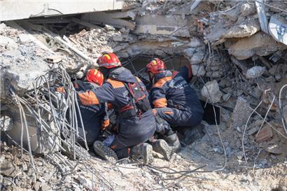 Türkei, Antakya: Helfer haben einen Tunnel zu einer verschütteten Frau gegraben. Noch immer werden Tausende Opfer unter den Trümmern vermutet. Helferteams aus der ganzen Welt sind im Katastrophengebiet im Einsatz.

