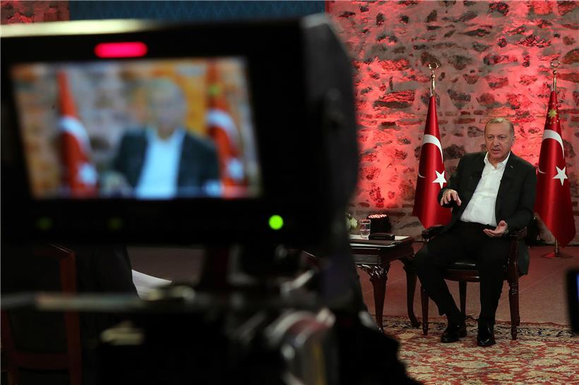 Türkei, Istanbul: Recep Tayyip Erdogan, Präsident der Türkei, spricht während eines Fernsehinterviews. Die Türkei beginnt mit der Entsendung von Soldaten in das Bürgerkriegsland Libyen. 
