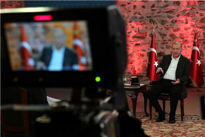 Türkei, Istanbul: Recep Tayyip Erdogan, Präsident der Türkei, spricht während eines Fernsehinterviews. Die Türkei beginnt mit der Entsendung von Soldaten in das Bürgerkriegsland Libyen. 
