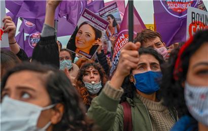 Türkische Frauen demonstrierten am Samstag gegen den Rückzug ihres Landes aus der Istanbuler Konvention, einem internationalen Abkommen gegen Gewalt an Frauen
