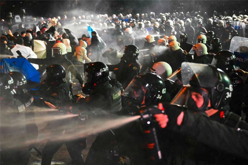 Türkische Polizeibeamte setzen Pfefferspray ein, um Demonstranten während einer Kundgebung zu vertreiben
