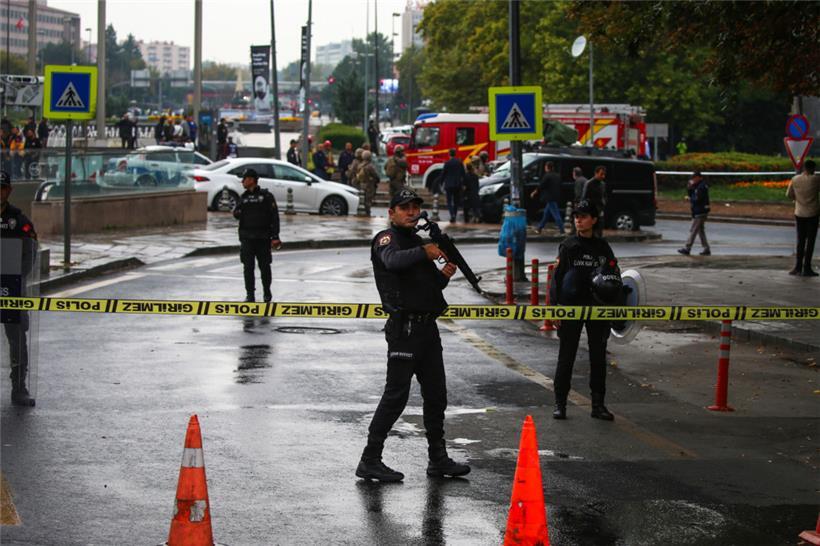 Türkische Polizisten und Sicherheitskräfte riegeln ein Gebiet nach einer Explosion in Ankara ab. Ein Selbstmordattentäter hat am Sonntag im Herzen der türkischen Hauptstadt Ankara einen Sprengsatz gezündet, wenige Stunden bevor das Parlament nach einer Sommerpause wieder öffnen sollte. Ein zweiter Angreifer wurde bei einem Feuergefecht mit der Polizei getötet.
