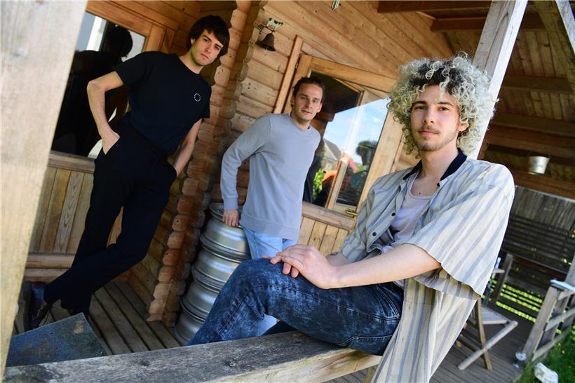 Tun Biever (Gitarre, Gesang), Sam Tritz (Gitarre, Gesang) und Yann Gengler (Bass): Die Band Tuys (hier ohne Schlagzeuger Kay Gianni) in ihrem Band-Chalet in Küntzig
