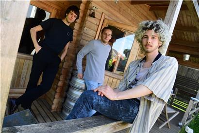 Tun Biever (Gitarre, Gesang), Sam Tritz (Gitarre, Gesang) und Yann Gengler (Bass): Die Band Tuys (hier ohne Schlagzeuger Kay Gianni) in ihrem Band-Chalet in Küntzig
