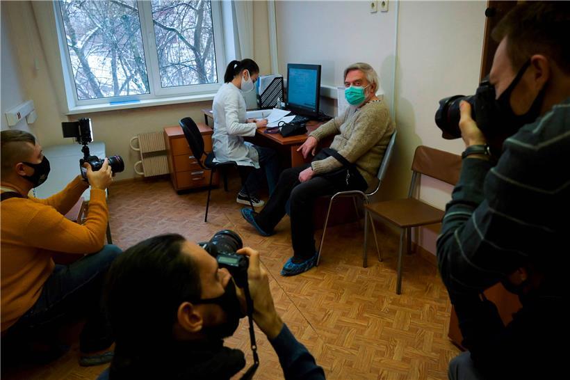 „Tut nicht weh, ist nicht schlimm“: Auch in Russland ist das Medieninteresse an der Impfung groß, die Skepsis allerdings ebenfalls
